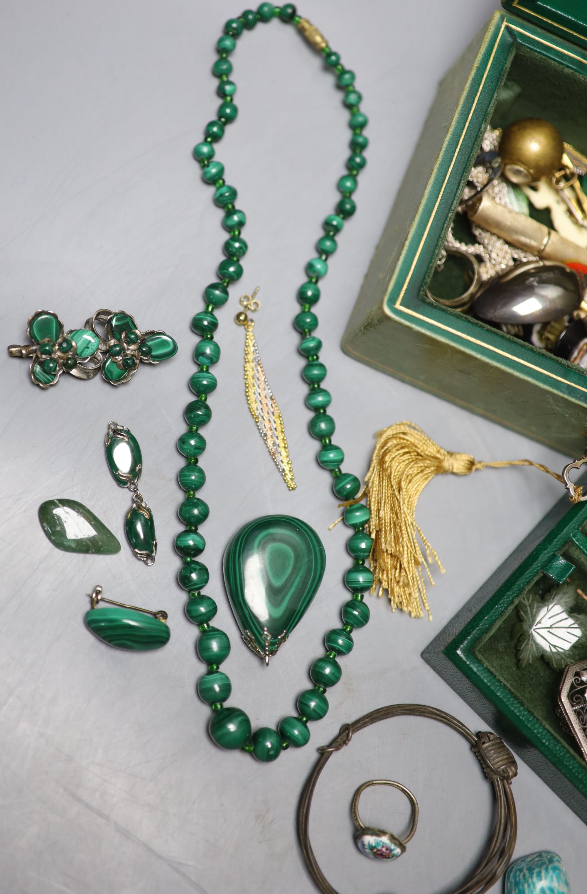 Assorted jewellery.